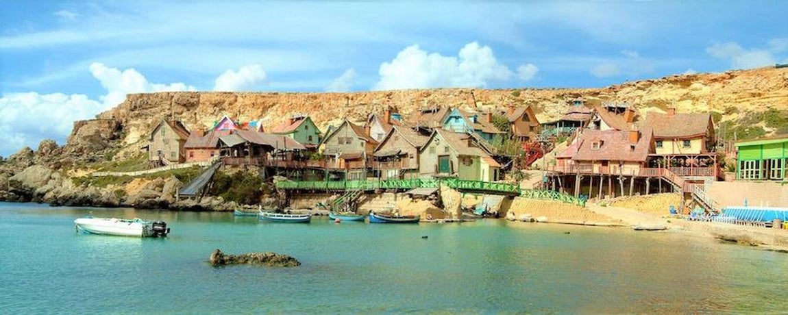 Así es Villa Popeye, el parque temático de Malta. Popeye Village está compuesto por 19 curiosas casitas de colores y en él diariamente se llevan a cabo distintas actividades