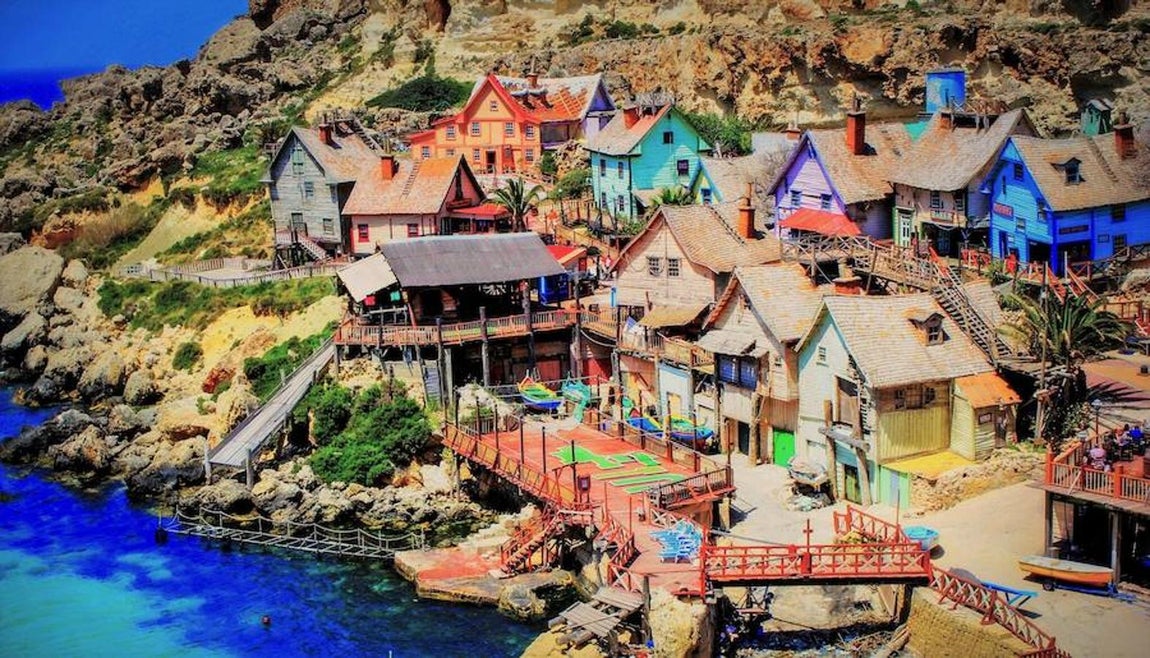 Así es Villa Popeye, el parque temático de Malta. Popeye Village está compuesto por 19 curiosas casitas de colores y en él diariamente se llevan a cabo distintas actividades