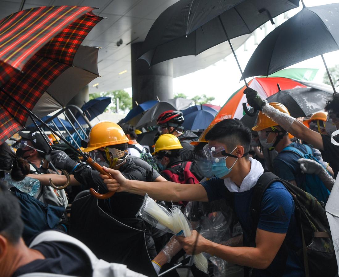 Manifestantes se enfrentan a la Policía en los alrededores de la Sede del Legislativo, donde estaba previsto que se celebrase esta mañana la segunda lectura del proyecto de ley de extradición a China.. 