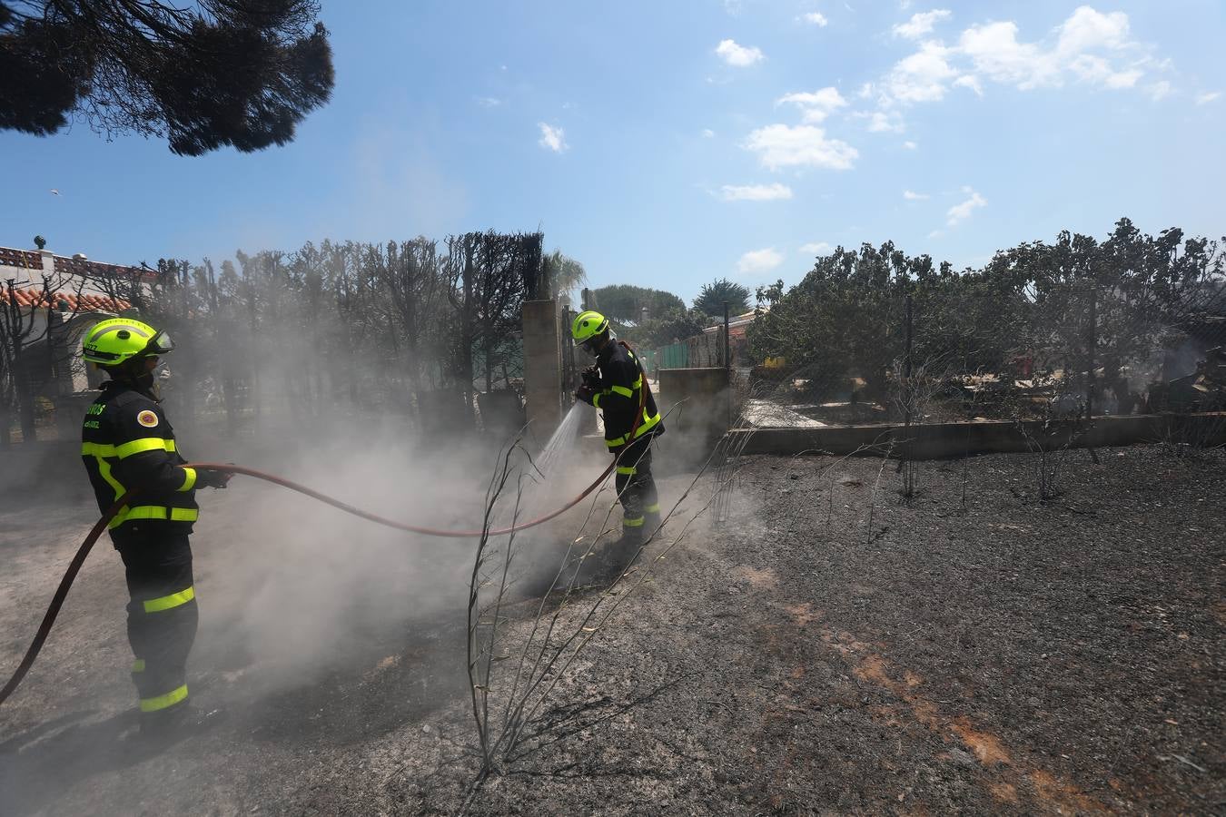 Fotos: Grave incendio en Conil, Cádiz