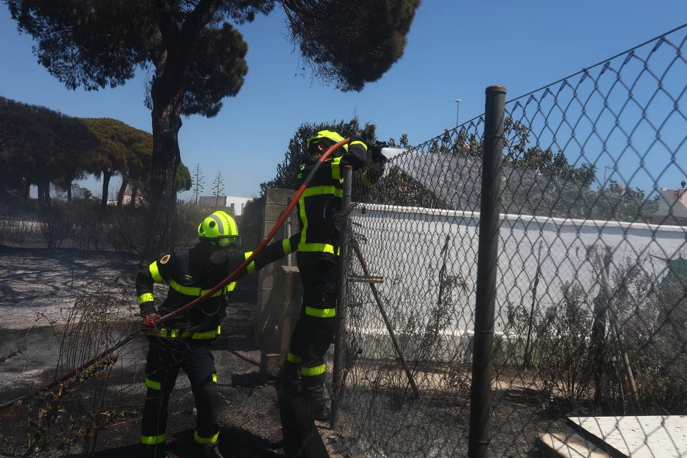 Fotos: Grave incendio en Conil, Cádiz