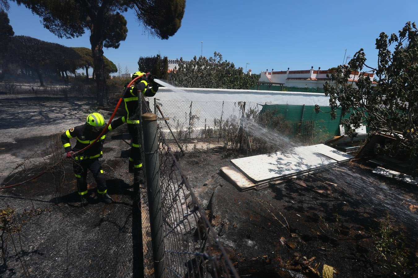 Fotos: Grave incendio en Conil, Cádiz