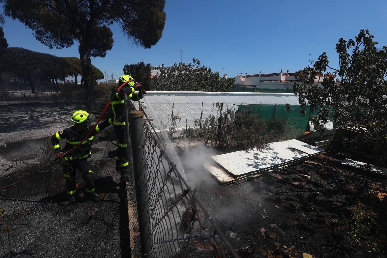 Fotos: Grave incendio en Conil, Cádiz