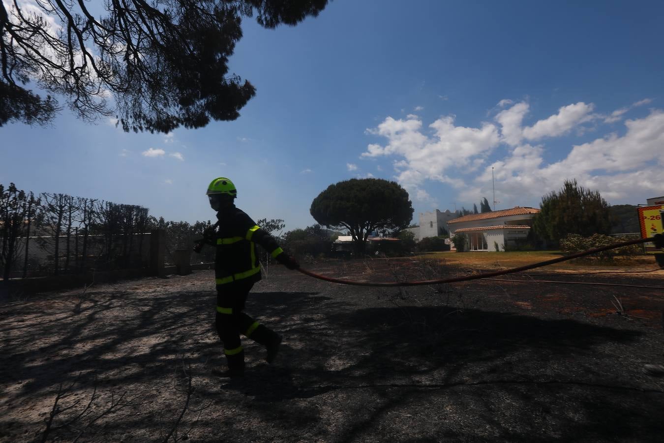 Fotos: Grave incendio en Conil, Cádiz