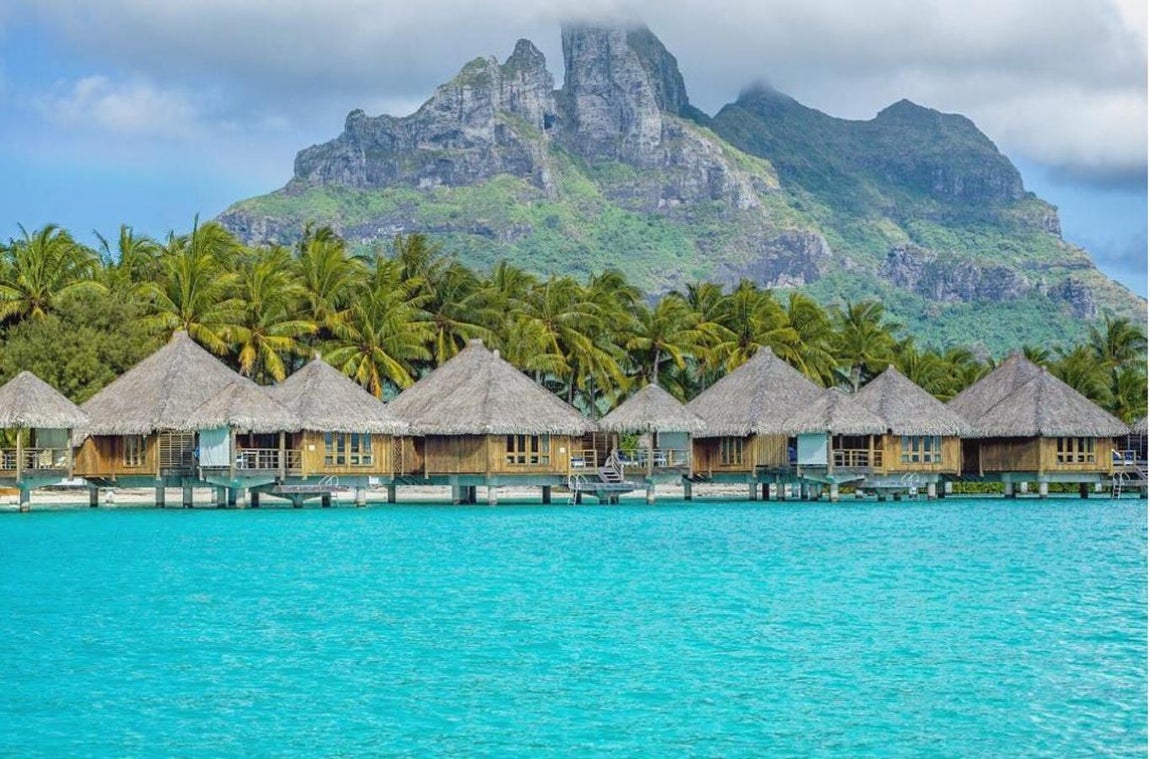St. Regis Bora Bora Resort: 900 €. Todas las suites se inspiran en el estilo decorativo local en su inteiriorismo y la decoración floral forma parte del encanto del local