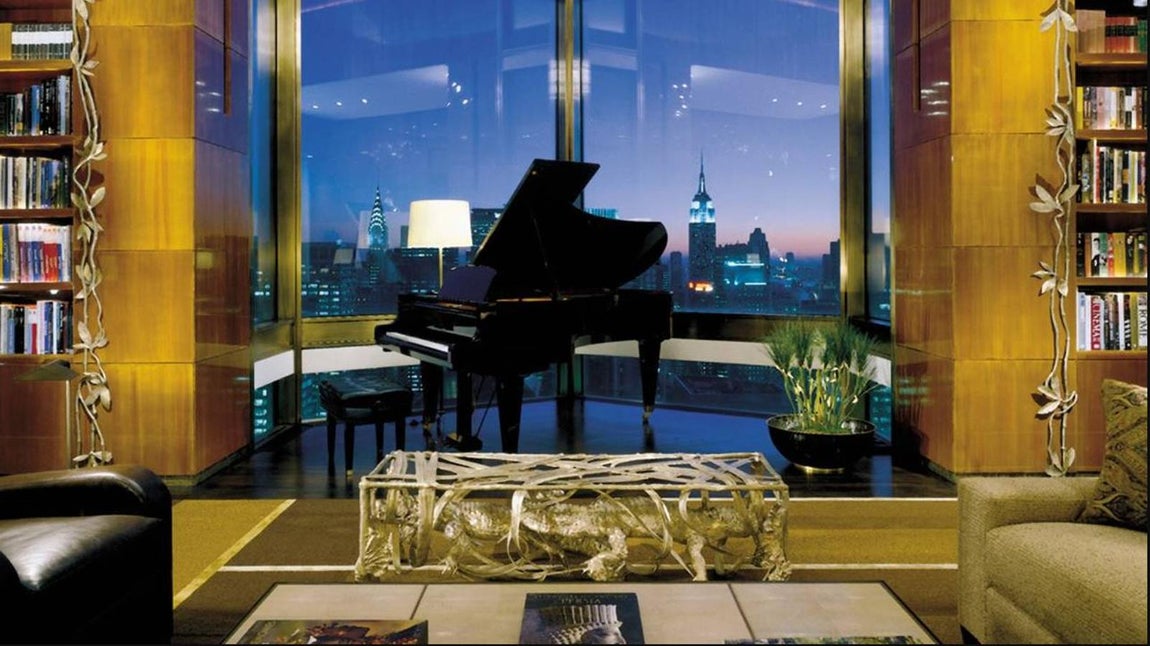 Four Seassons New York: 46.000€. El mobiliario es muy sofisticado, cada pieza está diseñada al detalle exclusivamente para la suite.  También cuenta con vestidor, piano y cuatro balcones con vistas que dan profundidad a cada rincón