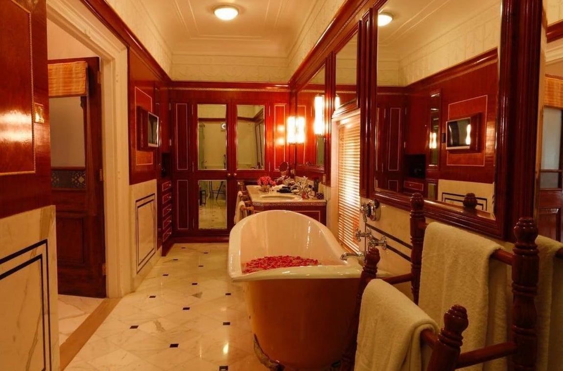 Raj Palace: 34.500€. La suite Maharaja’s Pavillion es la más exclusiva: tiene cuatro plantas que ocupan un total de 1.500 m2 con jacuzzi privado, paredes llenas de espejos y adornado de muebles bañados en oro