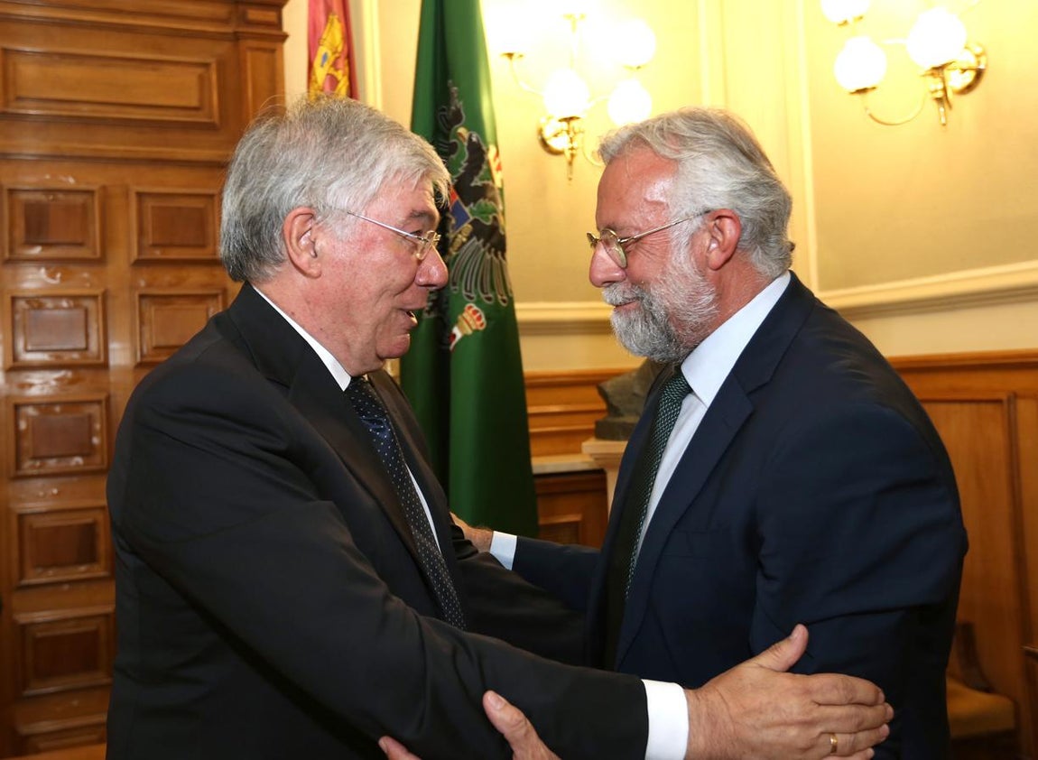 El alcalde en funciones de Talavera, Jaime Ramos, felicita a Tofiño. 