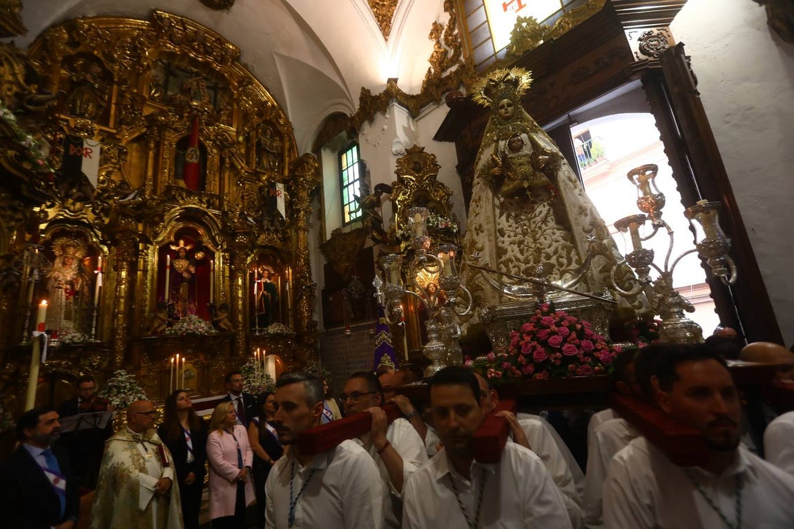 Fotos: La Patrona de Cádiz visita al Nazareno en su templo