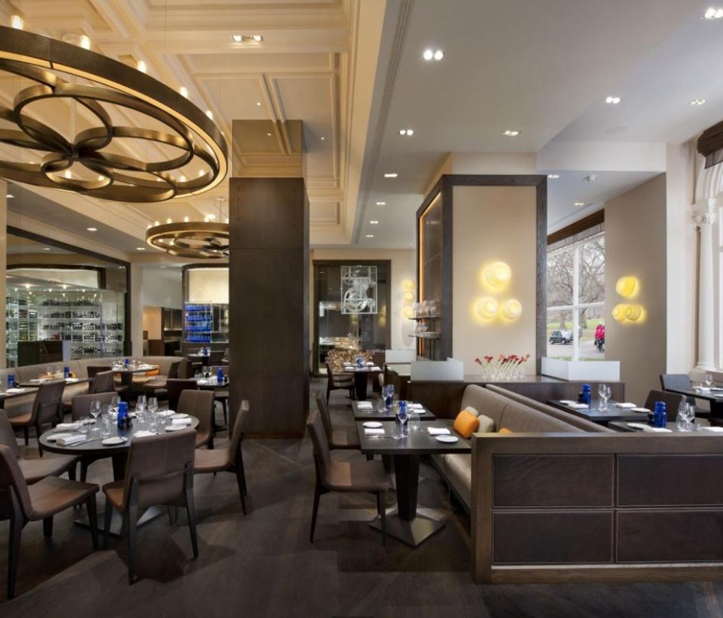 Mandarin Oriental: 1.560€. Las suites son grandes apartamentos privados dotadas de chimenea, grandes ventanales y camas "king size"