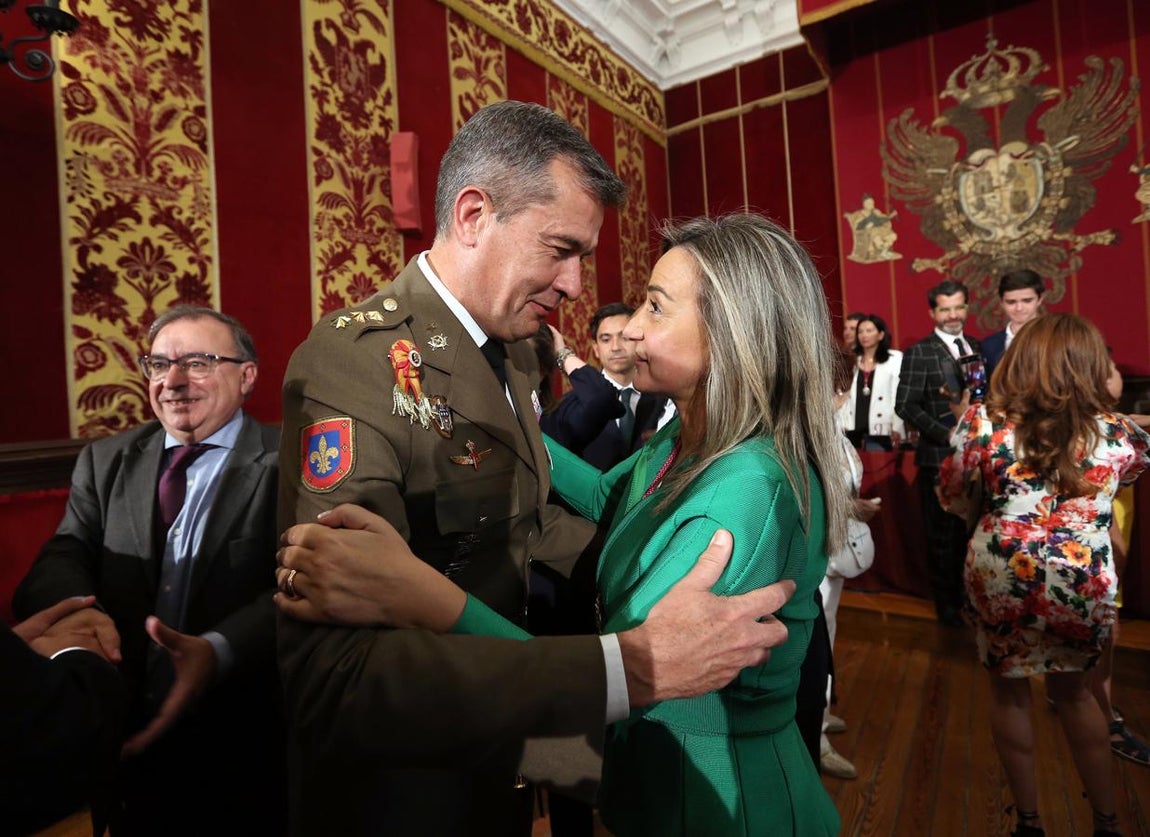 El coronel Javier Marcos felicita a la alcaldesa. 