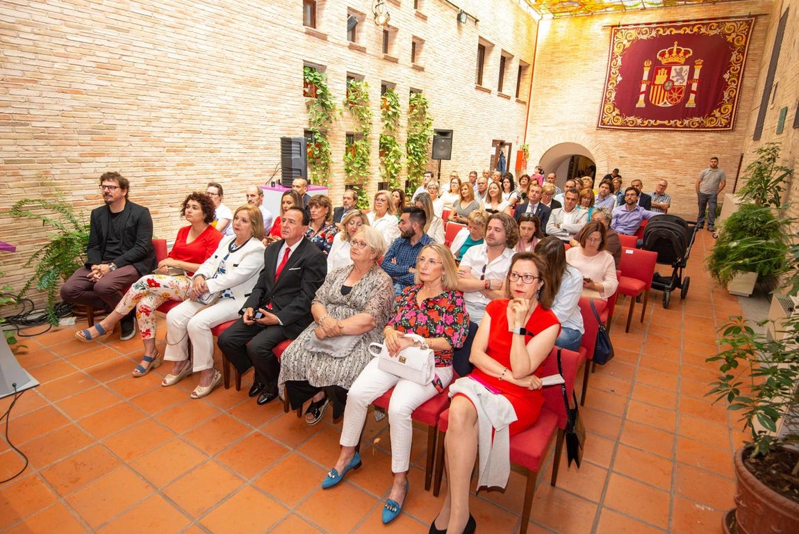 Asistentes en el patio del Ayuntamiento. 