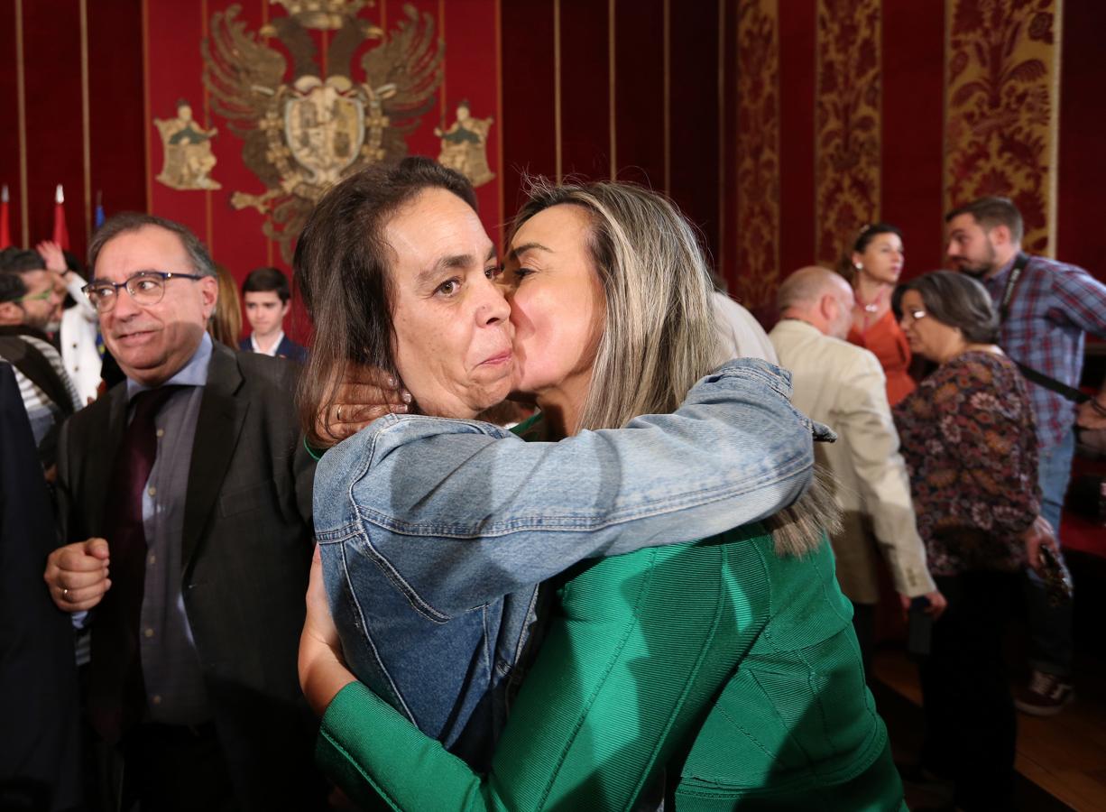 Milagros Tolón abraza Helena Galán, exconcejal de Ganemos. 
