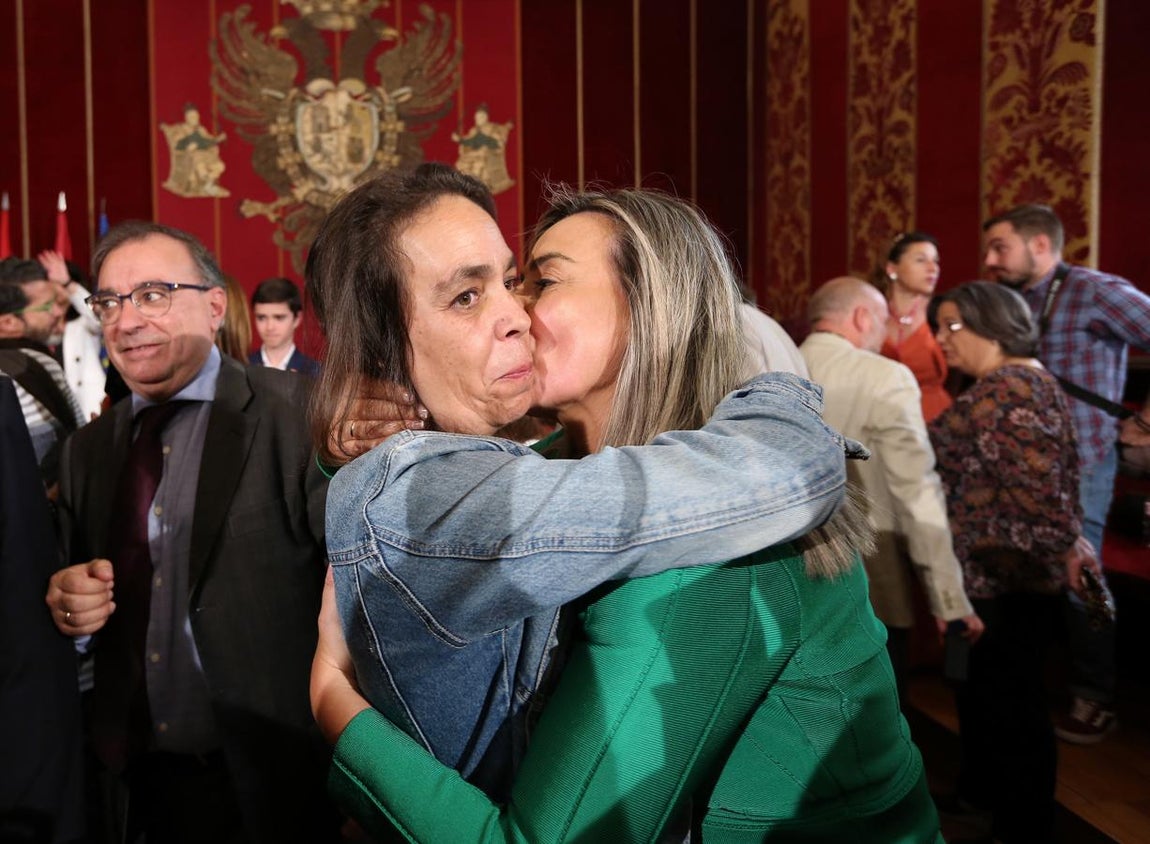 Milagros Tolón abraza Helena Galán, exconcejal de Ganemos. 