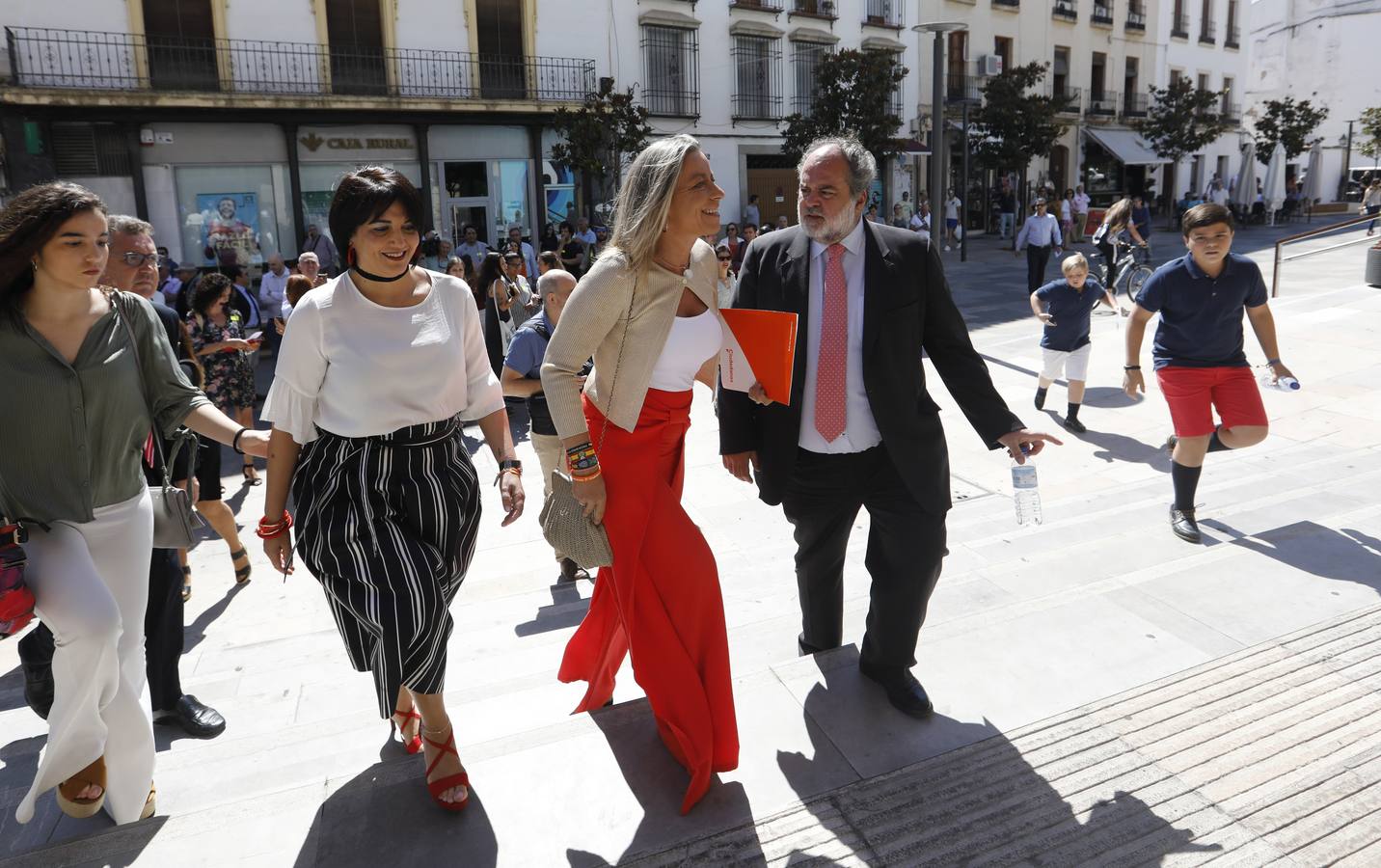 El ambiente del Pleno de investidura del Ayuntamiento de Córdoba, en imágenes