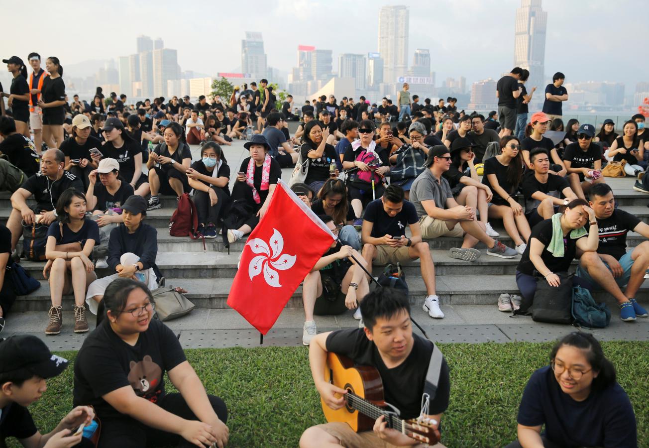 Un descanso. Los manifestantes se sientan frente al edificio del Consejo Legislativo durante la manifestación en Hong Kong, China (REUTERS)