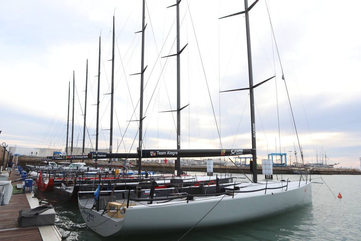 Fotos: Preparativos para la regata Puerto Sherry Royal Cup en la Bahía de Cádiz