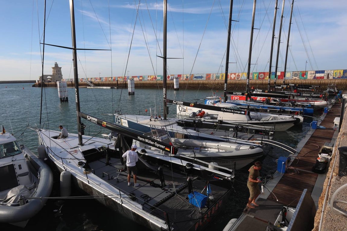 Fotos: Preparativos para la regata Puerto Sherry Royal Cup en la Bahía de Cádiz
