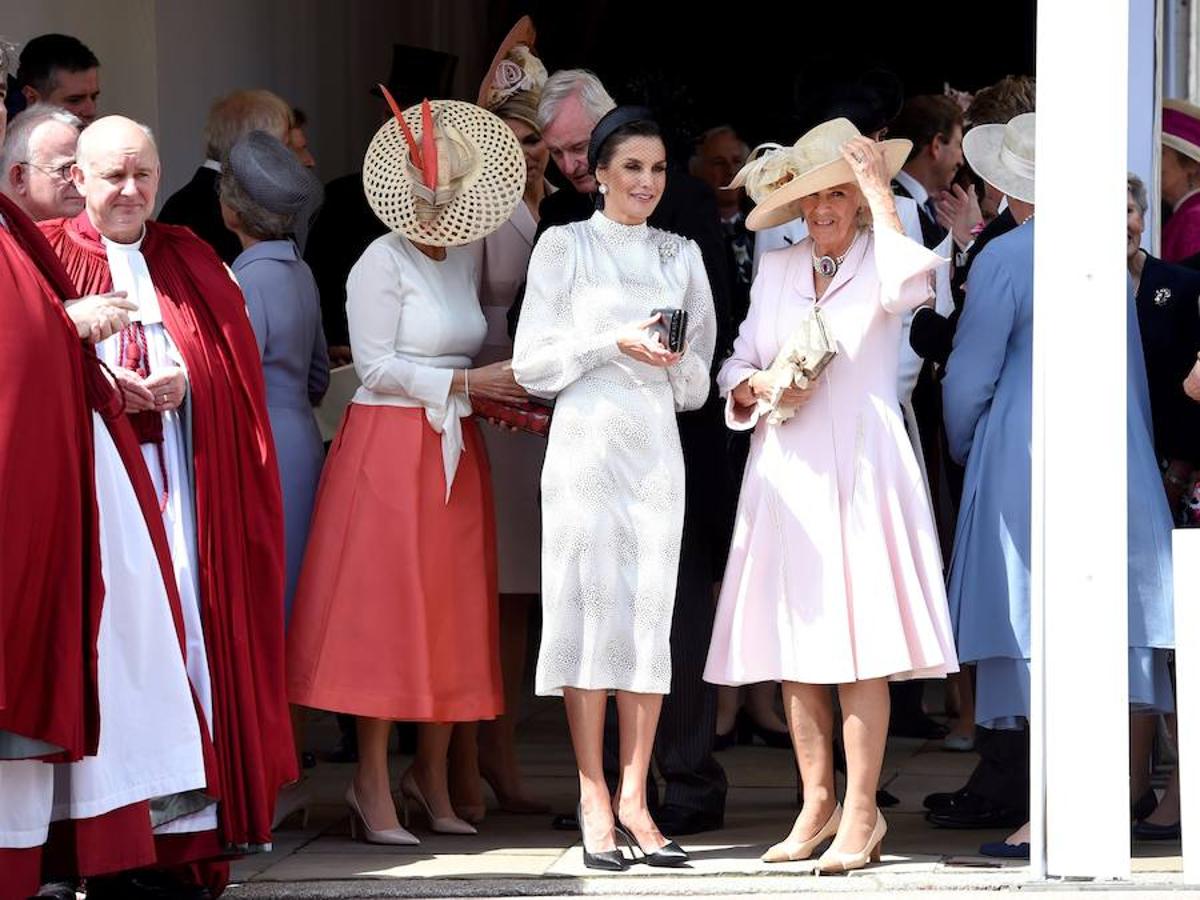 La Reina conversa con Camilla, Duquesa de Cornualles. 