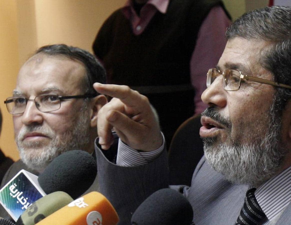 Mohamed Mursi y Essam el-Erian celebran una conferencia de prensa sobre la situación de Egipto en El Cairo,  en 2011. 