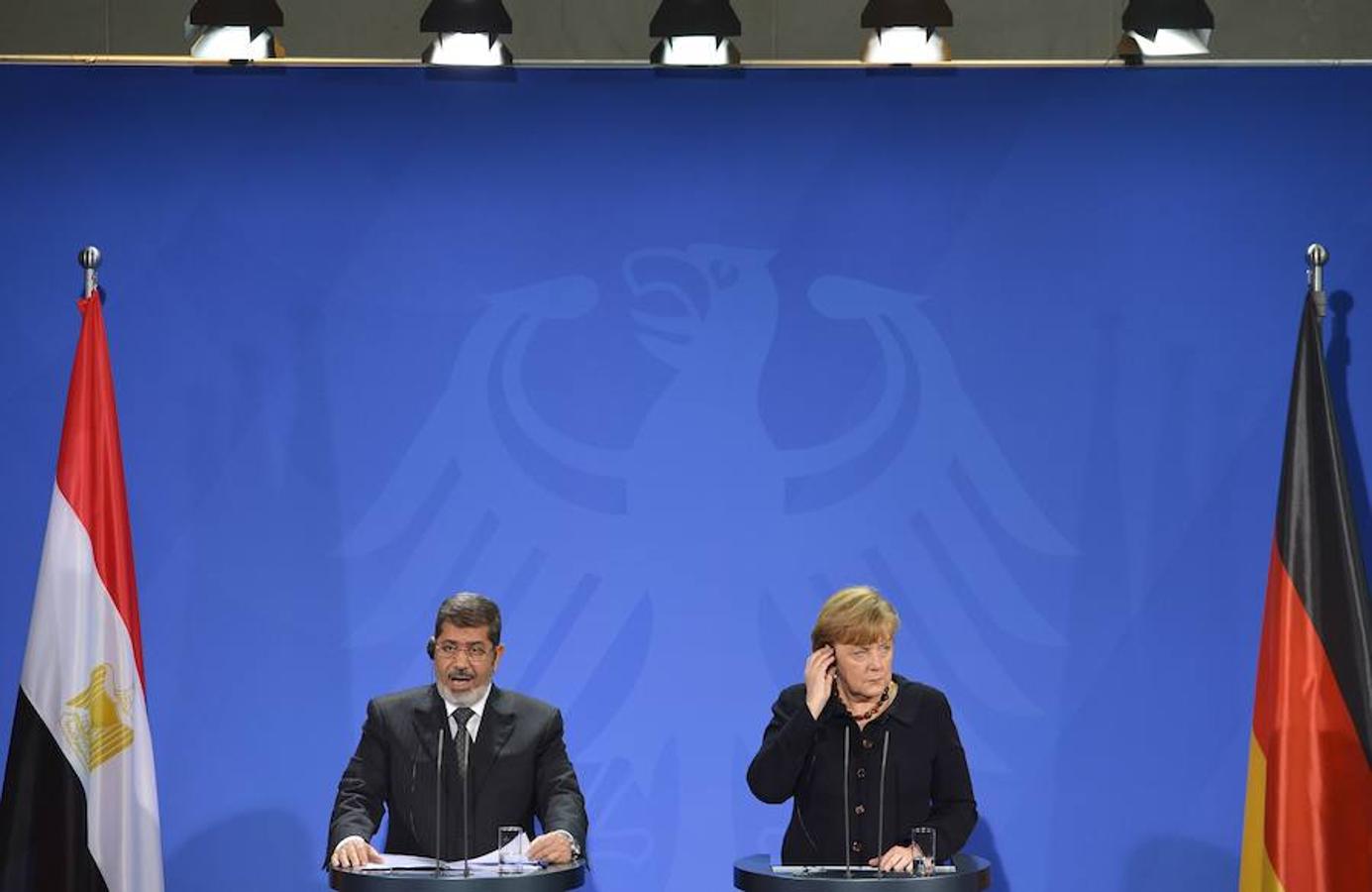 La canciller alemana, Angela Merkel (D), y el presidente egipcio, Mohamed Mursi (I), dan una conferencia de prensa conjunta después de una reunión en Berlín. 
