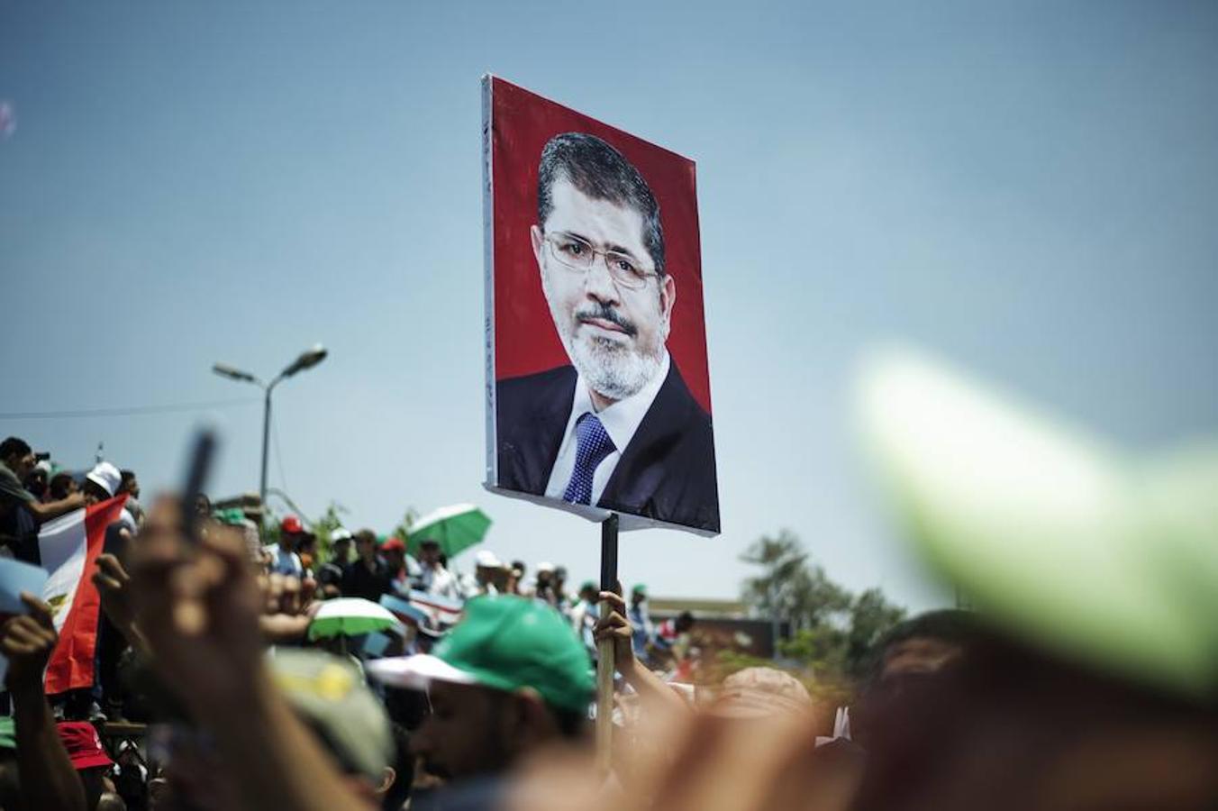 El ex presidente egipcio Mohamed Mursi murió hoy en un hospital de El Cairo después de desmayarse en una sesión judicial. 