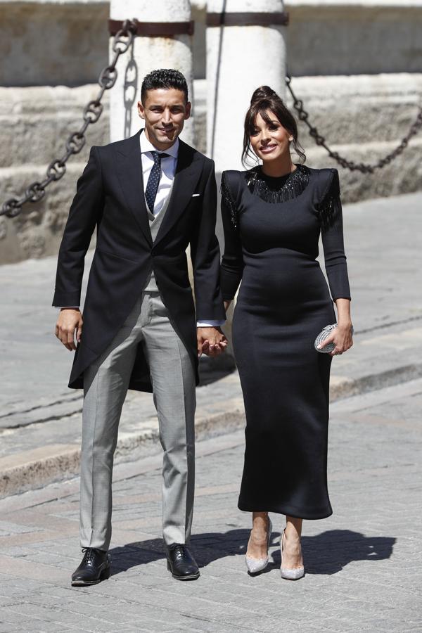 Jesús Navas y Alejandra Moral. La mujer del futbolista lo apostó todo al negro, un vestido poco apropiado para una celebración a mediados de junio en Sevilla.
