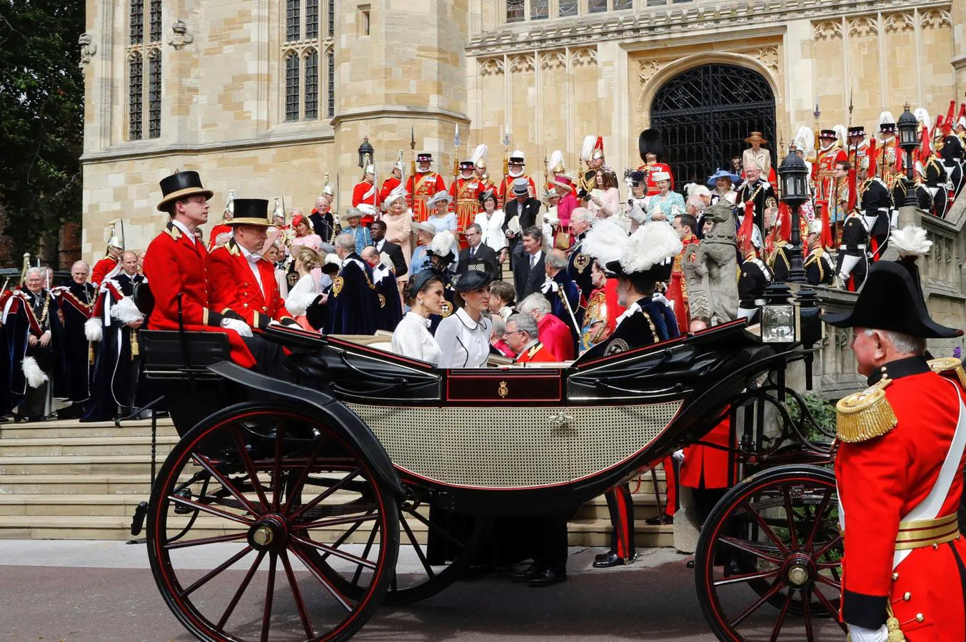 Los asistentes han recorrido en carruajes el camino que une la Capilla de San Jorge con el Castillo de Windsor, donde la Reina ofrece un té a sus invitados, tras el cual los Reyes regresarán a Madrid. 
