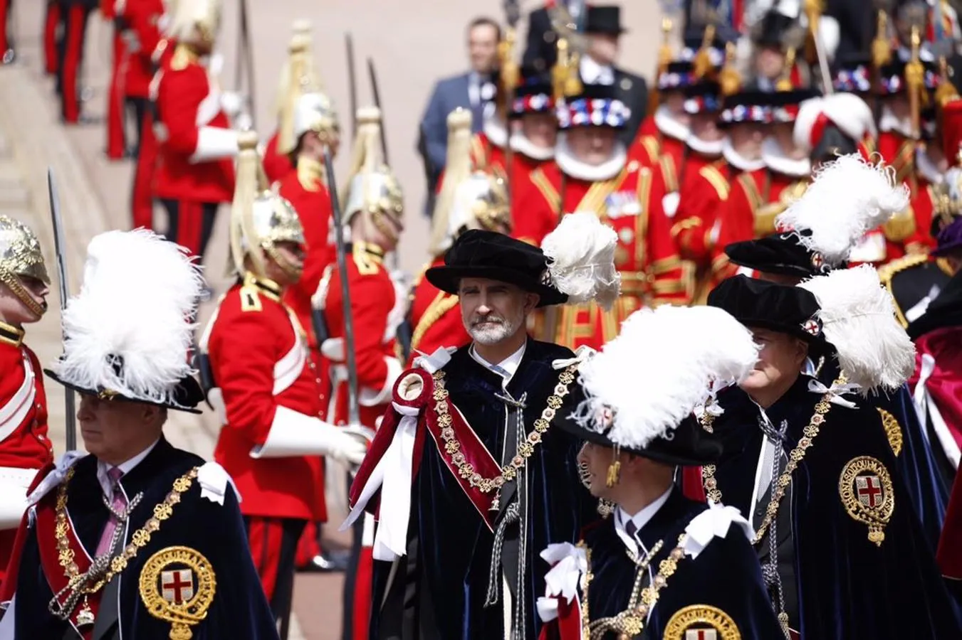 La procesión ha sido un espectáculo de color, tradición, música y brillo en el que participaron militares con vistosos uniformes y cascos dorados con colas de crin. 
