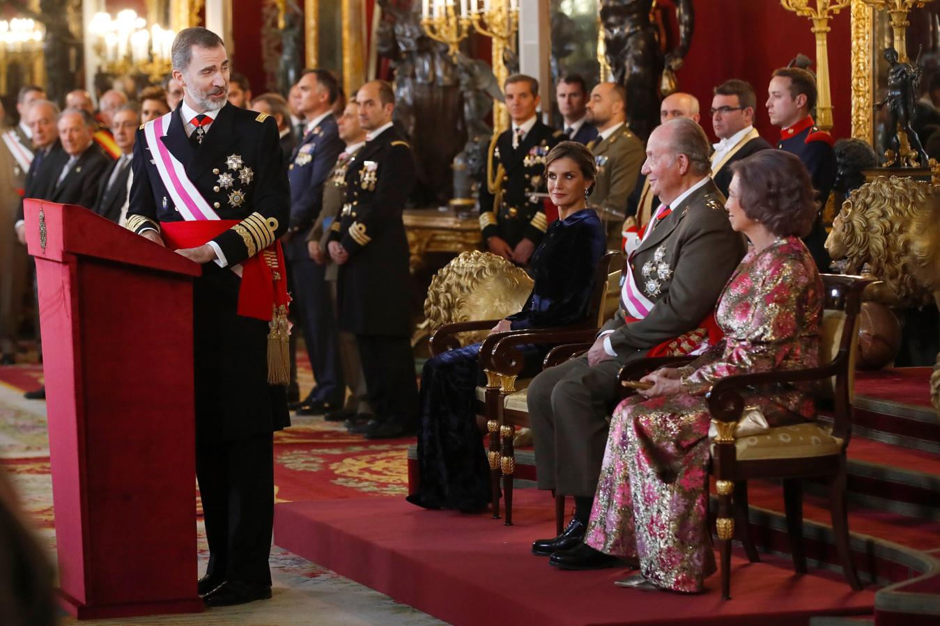 El Rey, junto a la Reina Letizia, y los Reyes Don Juan Carlos y Doña Sofía, durante su discurso en la celebración de la Pascua Militar en el Palacio Real. 