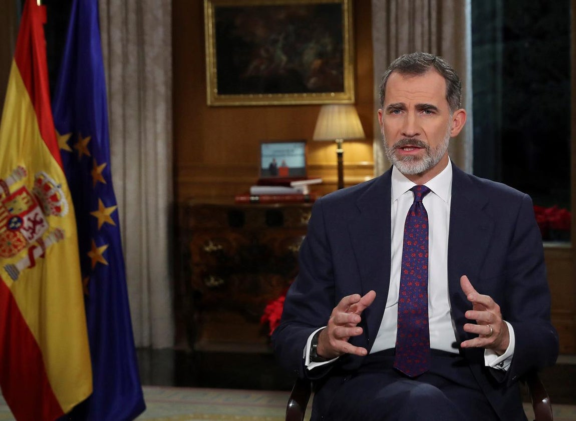 El Rey pronunció el quinto mensaje de Navidad de su reinado desde el Palacio de La Zarzuela. Centró su discurso en la convivencia y en la necesidad de ayudar a los jóvenes a construir su futuro. 