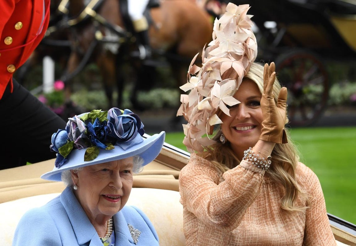 La Reina Isabel II y Máxima de Holanda. 