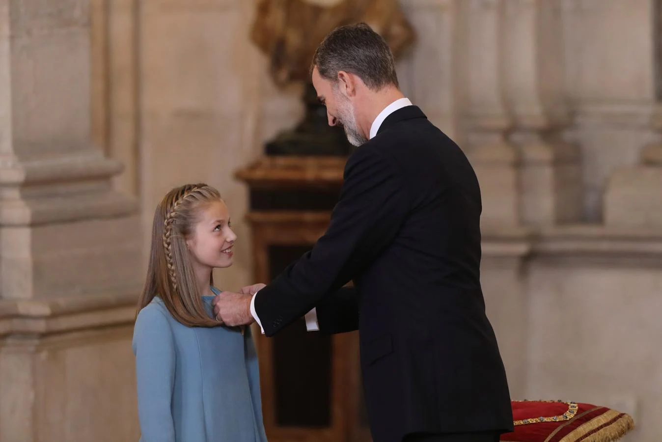 En enero de 2018, el Rey impuso a la Princesa Leonor el Collar del Toisón de Oro, la máxima distinción que concede la Familia Real española, en una solemne ceremonia en el Palacio Real que coincidió con la celebración del 50 cumpleaños del jefe del Estado. 