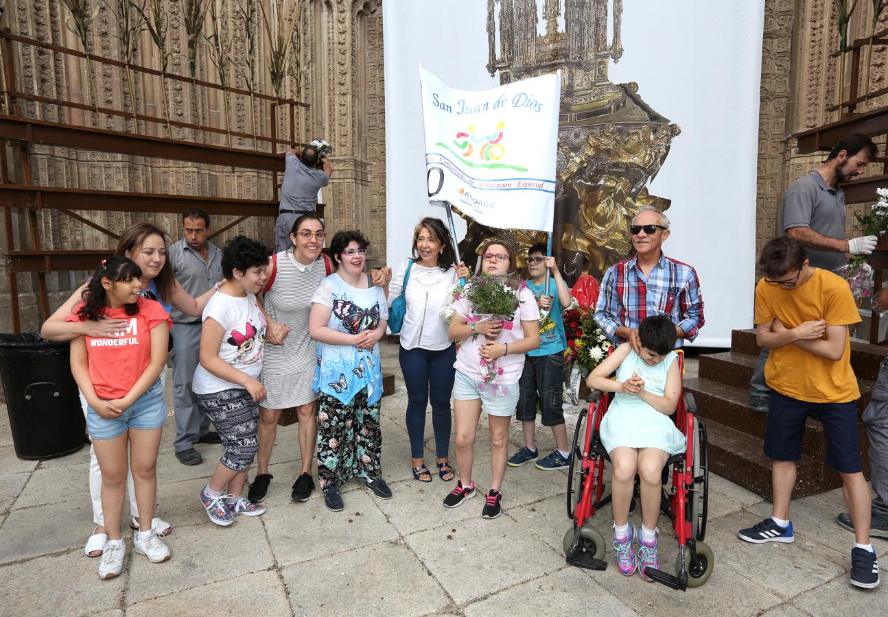 Ofrenda floral en la catedral de Toledo