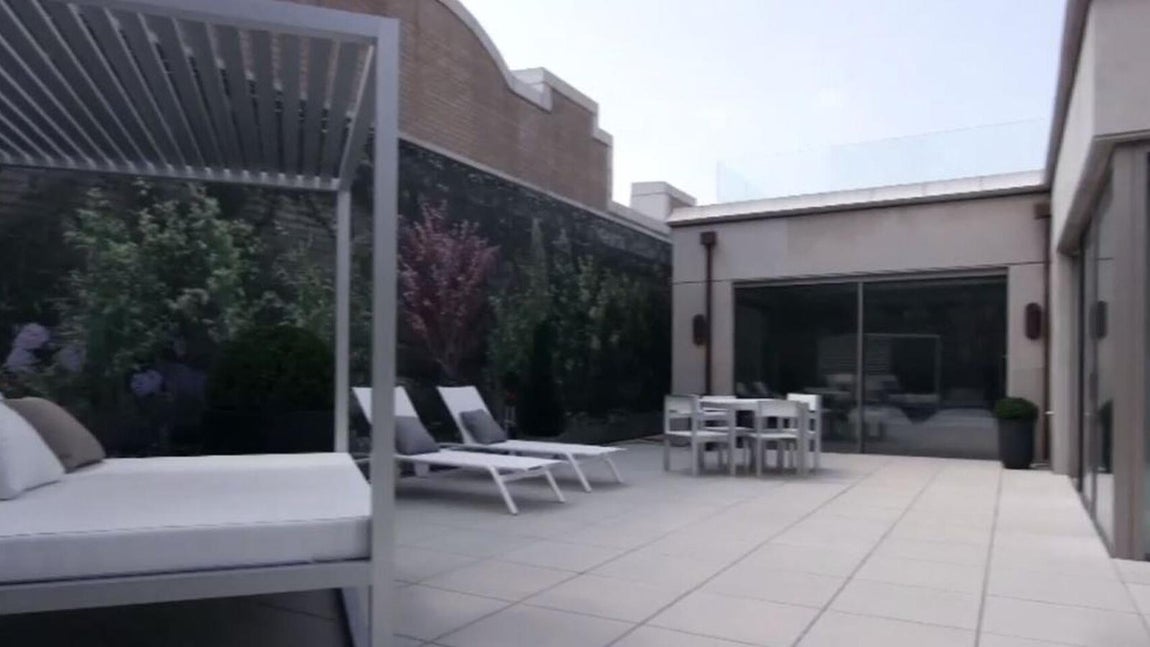 Terrazas. El edificio cuenta con amplias terrazas en varios niveles y, al tratarse de las tres últimas del edificio, cuenta con una panorámica soberbia de Madison Square