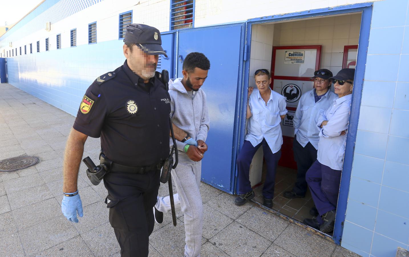 En imágenes: Llega una patera a la playa gaditana de Cortadura