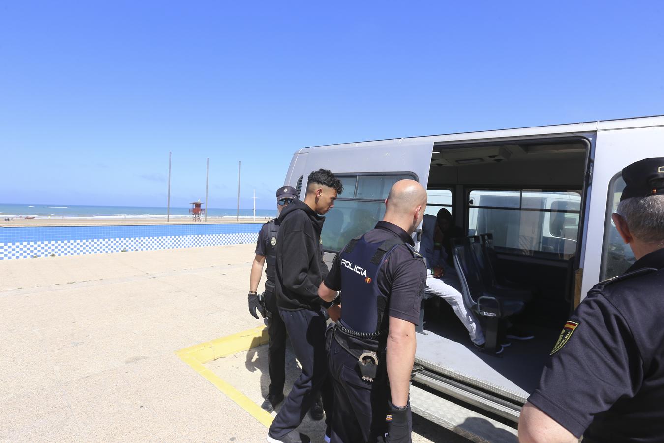 En imágenes: Llega una patera a la playa gaditana de Cortadura