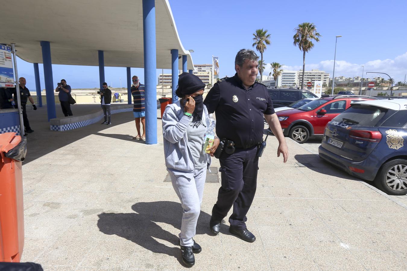 En imágenes: Llega una patera a la playa gaditana de Cortadura