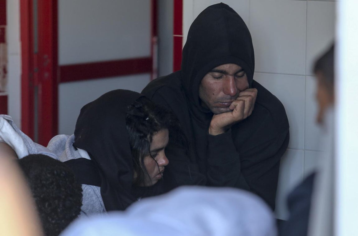 En imágenes: Llega una patera a la playa gaditana de Cortadura