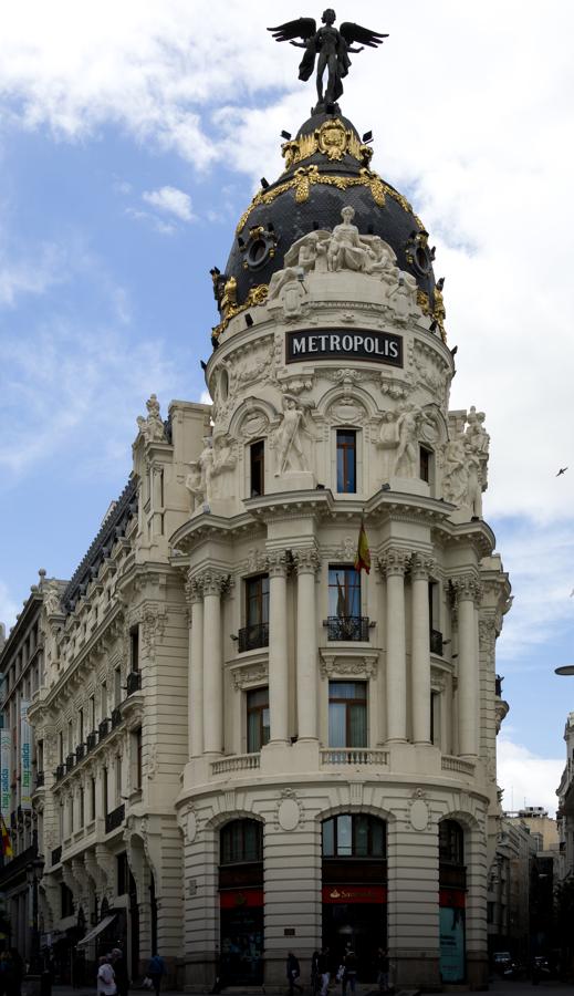 3.835 m2. En total, el que fue en su día fue el edificio más alto de Madrid suma 3.835 m2 y se sitúa en el "corazón financiero" de la capital. El complejo, además, goza de protección urbanística dentro del catálogo de construcciones del Ayuntamiento de Madrid