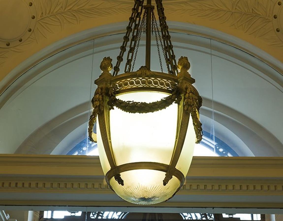 Farol principal. La enorme lámpara que preside la entrada del edificio tenía un precio de salida de  1.500 euros y se adjudicó por 9.000 euros. Está hecho en bronce decorado con antorchas y guirnaldas. Su diseño es propio de principios del S.XX