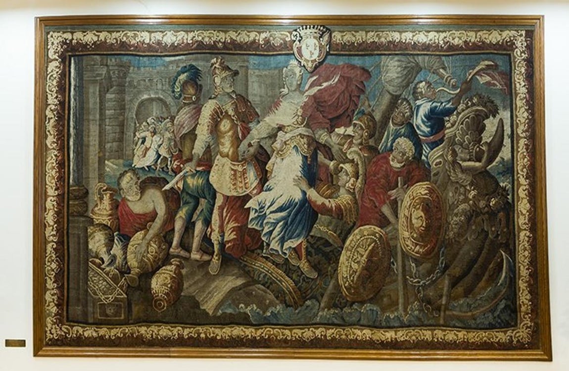 Marco Antonio recibiendo a Cleopatra. El lienzo de la entrada parecía ser el objeto más valorado. Data del S.XVIII su precio de salida eran 9.000 euros y tiene sello de manufactura Abusson