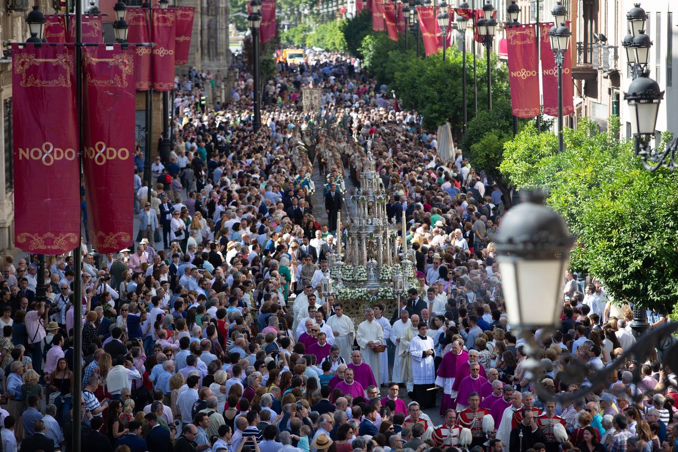 En imágenes, una mañana deslumbrante de Corpus Christi en Sevilla