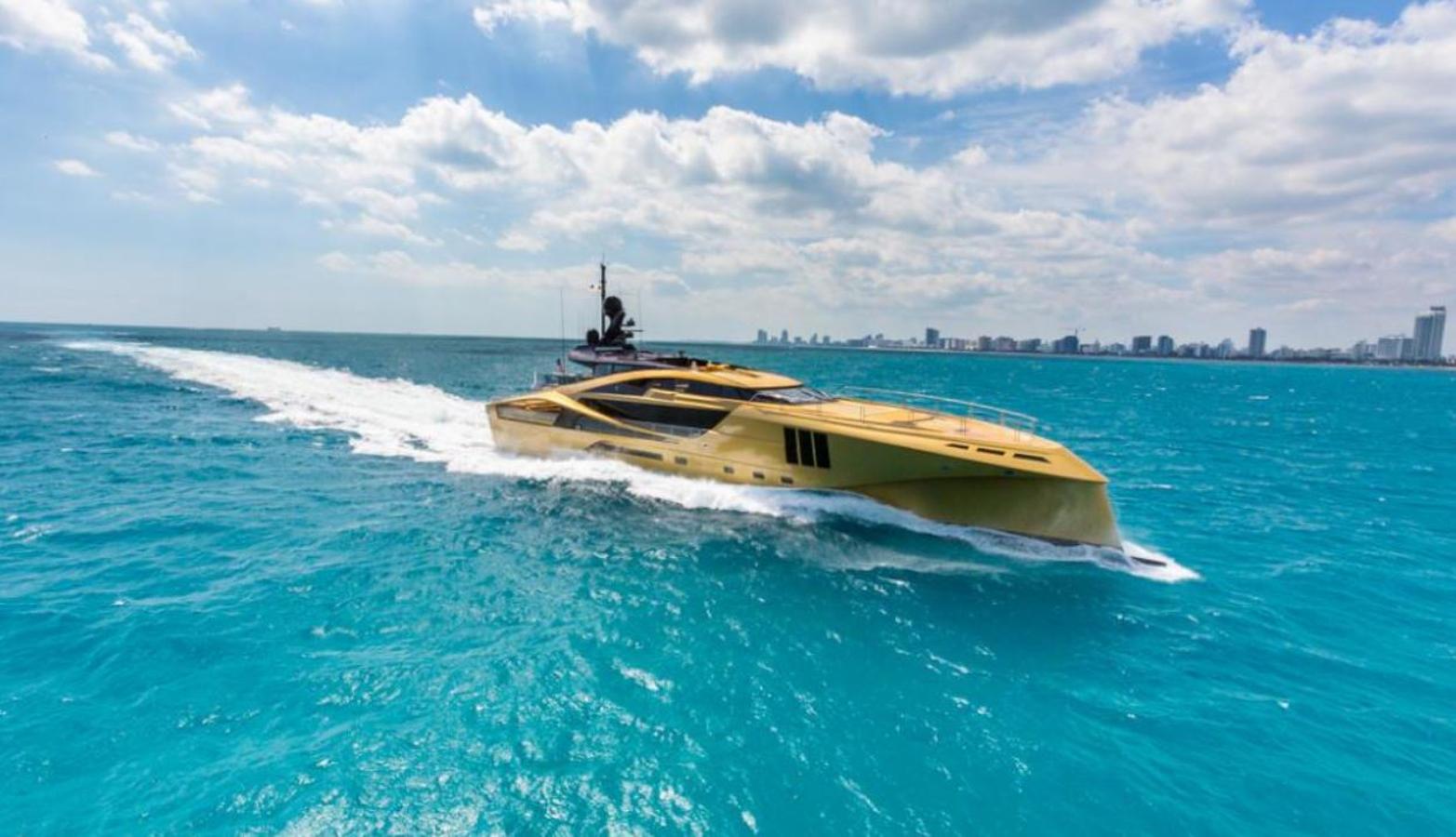 El yate de oro que ha atracado en Ibiza, al detalle