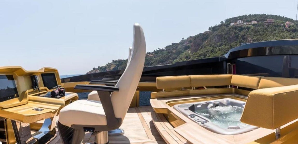 Khalilah. Tiene cubiertas a diferentes niveles, cada una de ellas ofrece un ambiente distinto: una está a ras de mar, en otra hay un solarium, también tiene jacuzi exterior y varios comedores y salones al aire libre