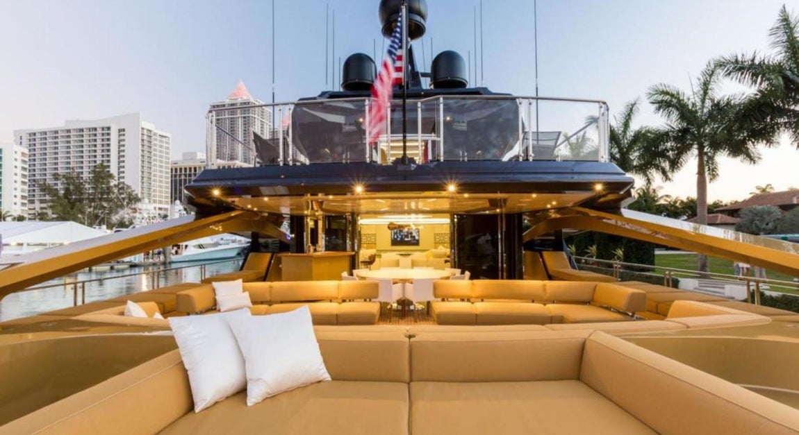 Khalilah. El navío tiene una enorme cubierta en popa de 110 m2