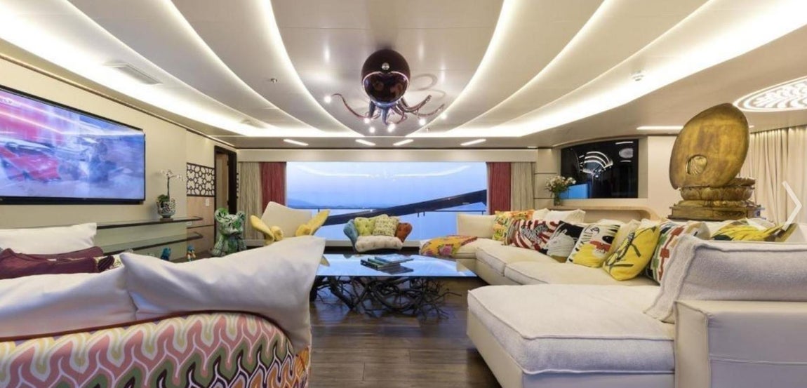 Khalilah. Los interiores se decoraron con muebles de lujo de corte clásico y atemporal dotados de ciertas notas de color para refrescar las estancias