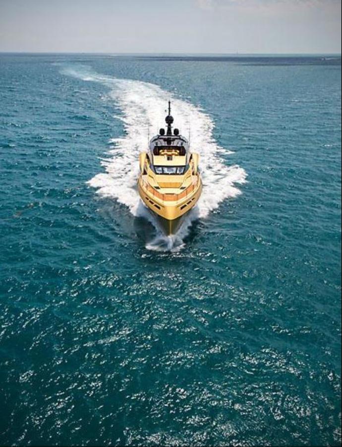 Khalilah. El navío dorado está fabricado en fibra de carbono