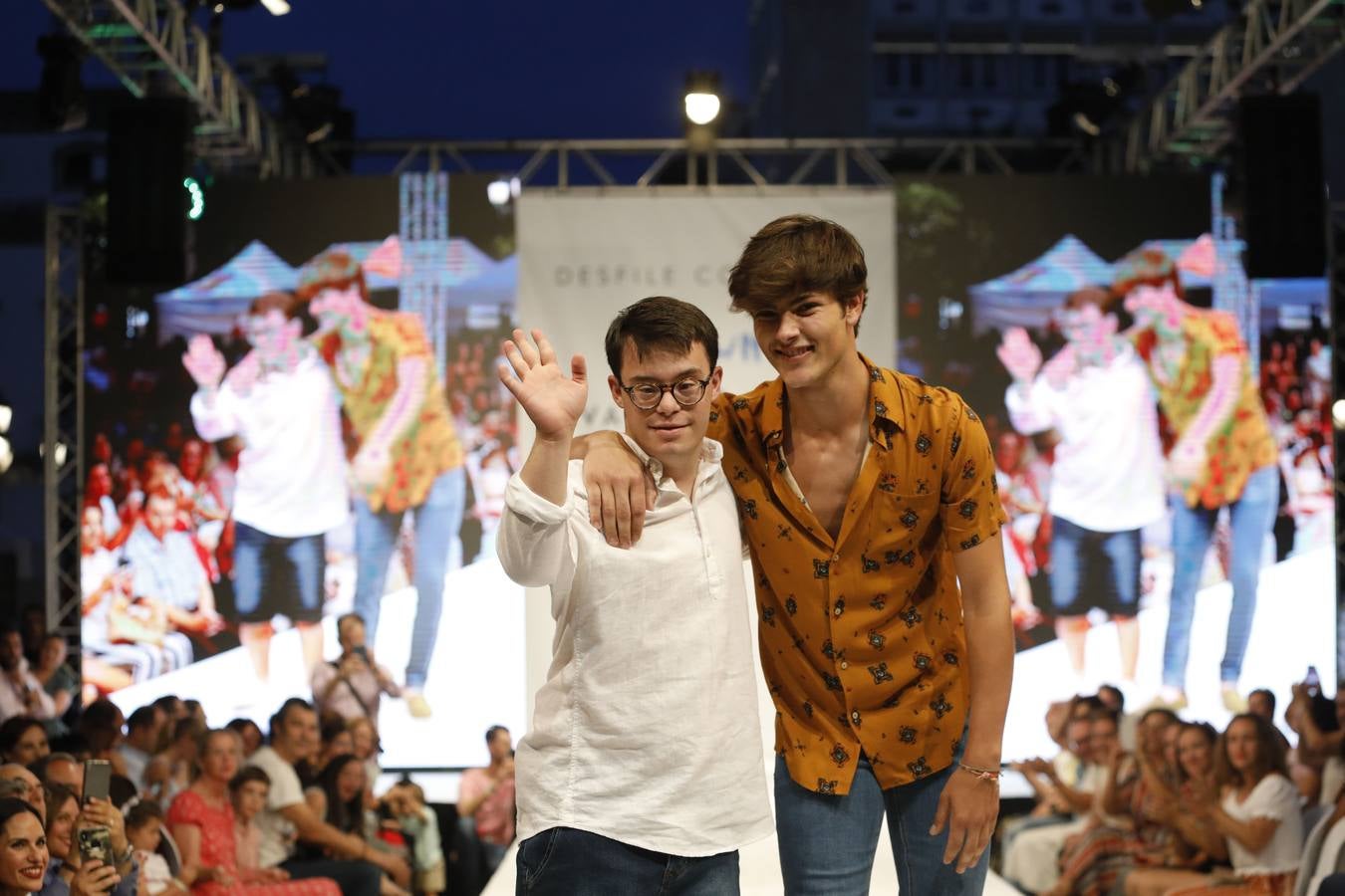 El desfile de Álvaro Moreno con chicos Down de la «Shopping Night» de Córdoba, en imágenes