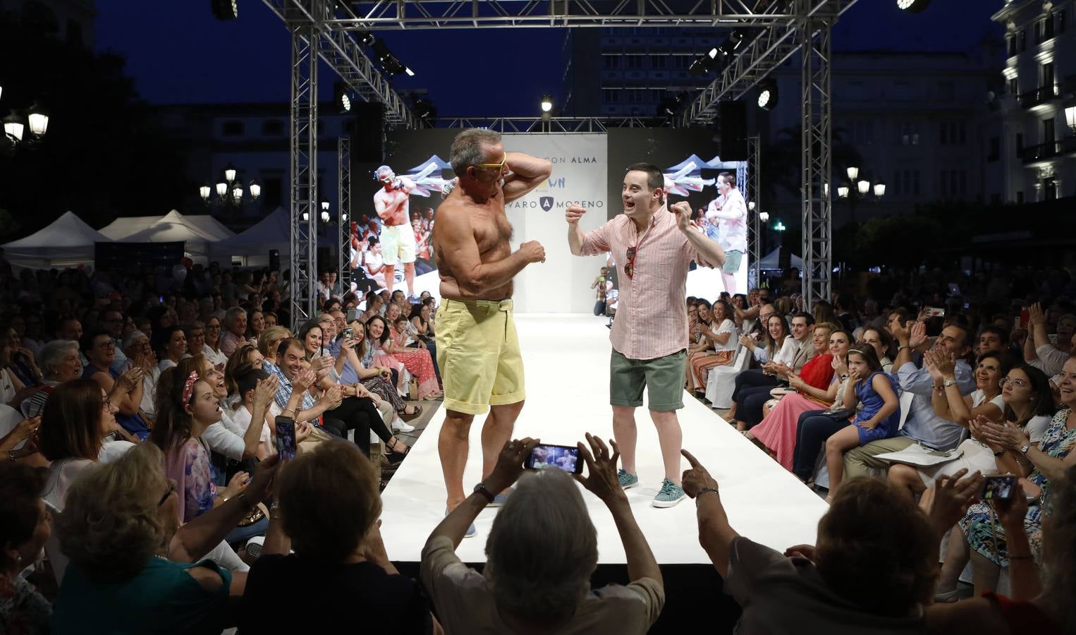 El desfile de Álvaro Moreno con chicos Down de la «Shopping Night» de Córdoba, en imágenes